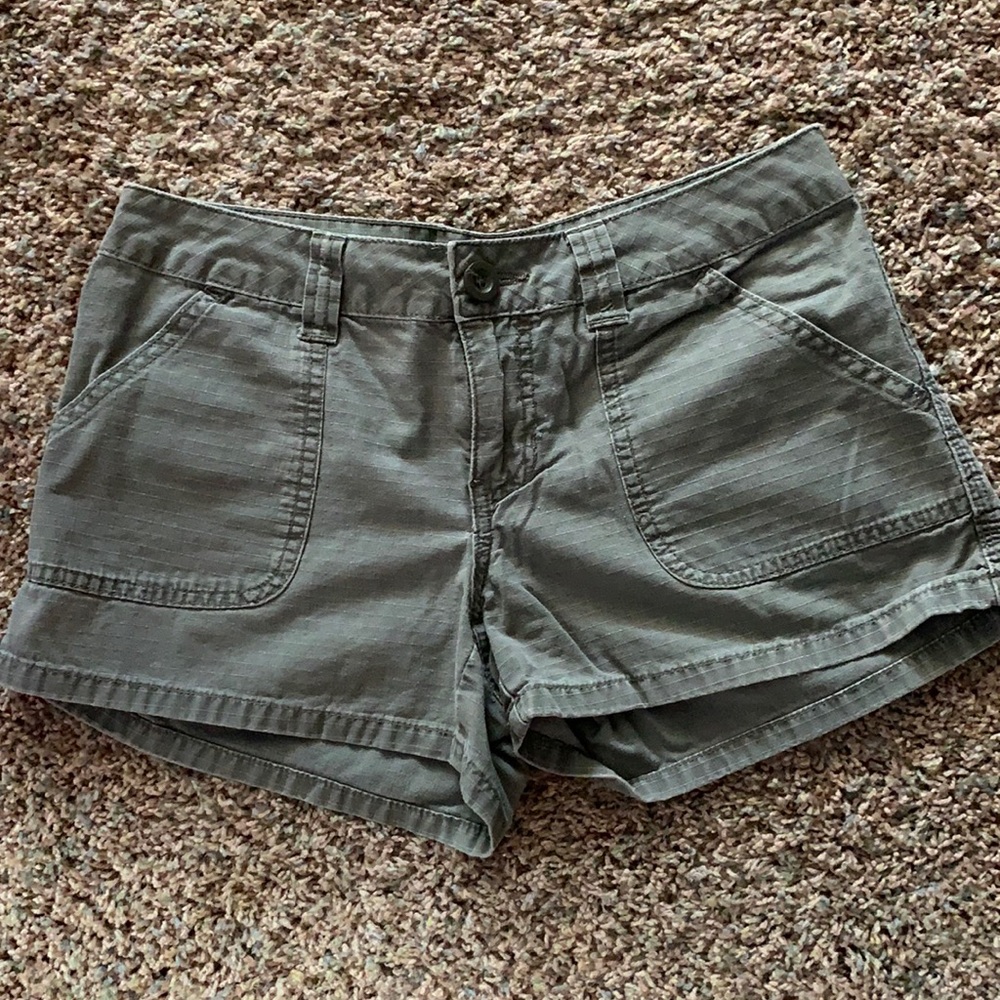 Womens size 1 kahki like shorts